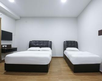 OYO 89859 Pp Traveller's Hotel - Pasir Puteh - Bedroom