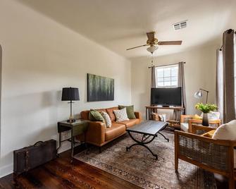 Family Friendly 3BR w Parking in Historic Neighborhood, Near French Quarter - New Orleans - Living room