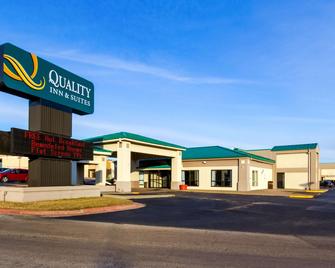 Quality Inn & Suites Moline - Quad Cities - Moline - Building
