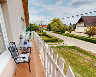 Holiday apartment with sauna, pool, hot tub and bathing barrel - Balatonszabadi - Balcony