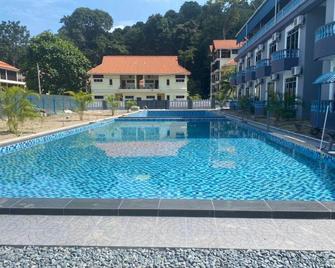 Suria Beach Resort - Pangkor - Piscina