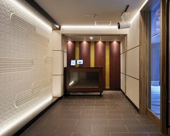 Minn Kamata - Tokyo - Hallway