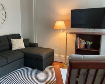 Dolores’ Quarters — Spacious 2‑Story Private Suite in Central Lehighton - Lehighton - Living room