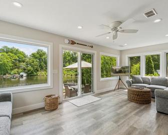 All Sports Lake Orion \'Hidden Bay Lake Cottage\' - Lake Orion - Living room