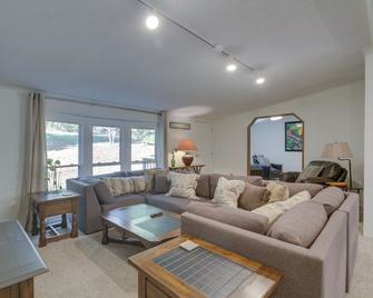 Spacious Home 10 Miles to Wintergreen Resort! - Nellysford - Living room