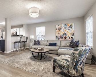 Cozy Home in Downtown Fishers - Fishers - Living room