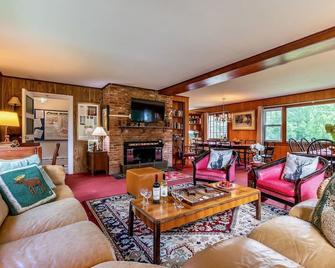 Perfect Reunion House w/pool, fireplace & piano. Dogs welcome. Discounted ski tix at Bromley. - Manchester - Sala de estar