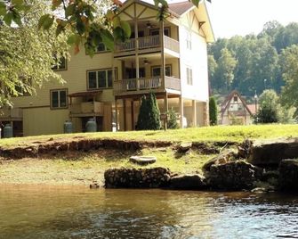 Riverside Relaxation located steps from downtown & overlooking the Chattahoochee - Helen - Edificio