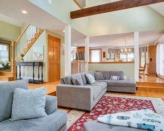 half Mi to Beach Stunning Home with Deck in Falmouth - Falmouth - Living room