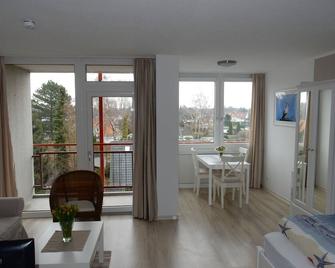 Comfortable renovated apartment with sea view Sauna in the house Holiday park WLAN - Wunstorf - Wohnzimmer