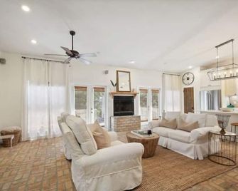 Blume Cottage-Historic 2BR Getaway, Walk to Lake Pontchartrain & Cafe's - Mandeville - Living room