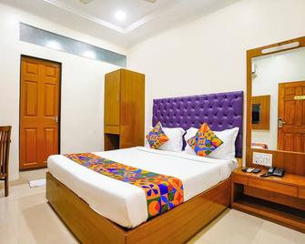 Hotel Cruz Royale - Mumbai - Bedroom