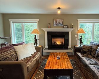 Amazing location with hot tub and front row views of Mt. Alyeska - Girdwood - Sala de estar