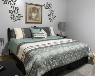 Cozy Apartment (sleeps 6) - Kodak - Bedroom