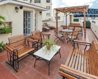 Iter Away San Lazaro XVII - Havana - Varanda