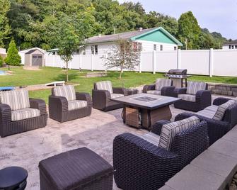 Holiday Inn Express & Suites Ironton - Ironton - Patio