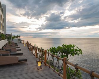 Royal Avila Boutique Resort - Senggigi - מרפסת