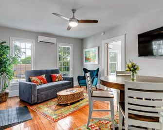 Historic Downtown Marble Falls- 2 Suite Combo 13 - Marble Falls - Soggiorno