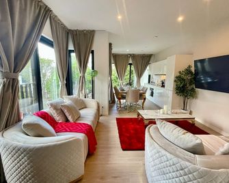 Oneluxstay Near Antwerp Central - Antwerp - Living room