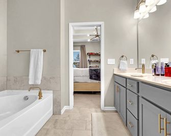 Modern 2br Townhome | King Beds | Near Mall Ga - Buford - Badkamer