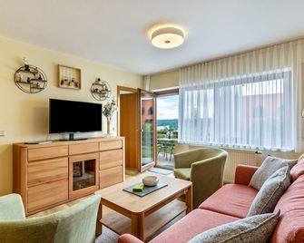 Ferienwohnung Auszeit - Schonach im Schwarzwald - Wohnzimmer