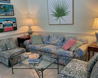 Classic Sea Island Cottage with Pool and Minutes Walk to the Beach - Sea Island - Sala de estar