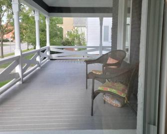 The Grateful Bed - In Charming Historical Downtown Napoleon Oh - Napoleon - Balkon