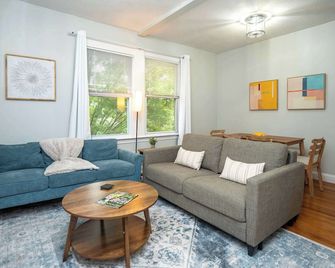 Jennifer's Cozy Apt Brown U Athletic Field Views - Providence - Living room