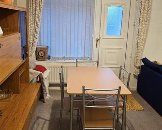 2Bedroom Home away from Home - Manchester - Salle à manger