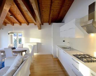 Casa Nuvola: A bright and elegant apartment located on the lake promenade of Lake Garda. - Sabbio Chiese - Phòng bếp