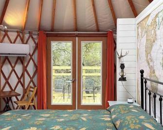 Rustic Hill Country Glamping on 14 Acres, Rustic Hill Country Glamping - Gatesville - Slaapkamer
