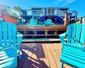 Charming 2/2 waterfront farm home with tons of TV stations, WiFi, dock, & more - Spring Hill - Balcón