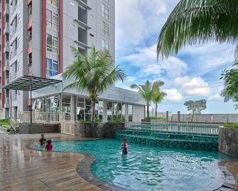 Cozy And Compact Studio Apartment At Vida View Makassar - Makassar - Alberca