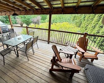 Reenie’s Rustic Retreat - Walking distance to beach, Pet friendly! - Sicamous - Balcony