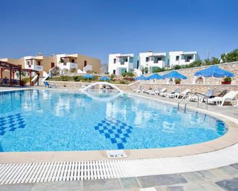 Golden Sun Apartments - Arkása - Piscina