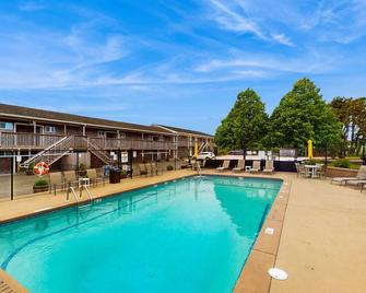 Cozy, Ground-Floor Getaway w/ Free WiFi, a Kitchen, Shared Pool, & Private Patio - Truro