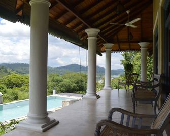 Villa Tee Four - Digana - Piscina