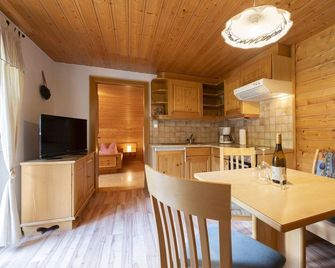 Quiet and charming apartments with beautiful views - Tschagguns - Comedor
