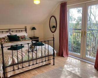 Country cottage in peaceful setting, nestled between the mountains and the sea. - Kilkeel - Bedroom