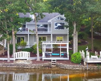 Unforgettable Luxurious Lakefront Home with Exclusive Boat Rentals for Guests - Lake Ozark - Building