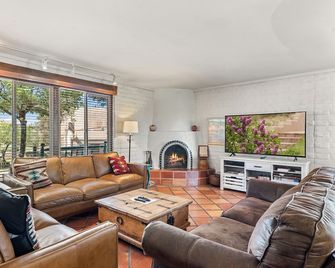 1-BD Condo near Plaza at Fort Marcy Hotel Suites by All Seasons Resort Lodging - Santa Fe - Living room