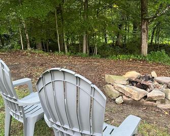 Rustic Cabin minutes from New River Gorge National Park and downtown Oak Hill. - Fayetteville - Patio