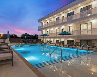 Walk to the Gulch! Pool is Open! Free Parking! Sleeps 6! Walk to Murals! - Nashville - Piscine