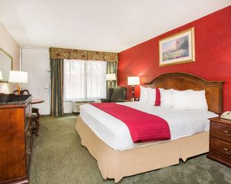 Ramada by Wyndham & Suites Warner Robins - Warner Robins - Soveværelse