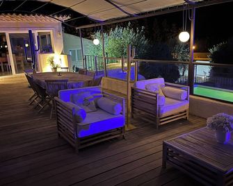 Beautiful villa pool view 180 Luberon +2 houses & garden near Roussillon 300m2 - Gargas - Patio