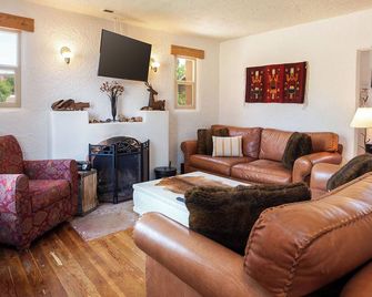 Cozy Historic Family Home in Downtown Kanab Pet Friendly - Kanab - Living room