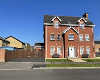 Luxury Portrush Holiday Homes - The Grove, Portrush Sleeps 14 - 6 bedrooms - Portrush - Building