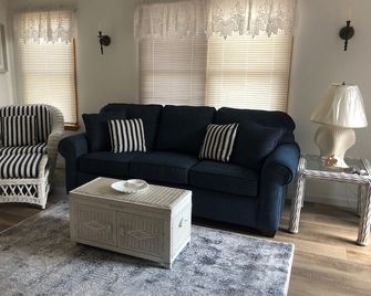 Cozy, Convenient, Oceanview 1 Bedroom Condo - Beach Haven - Wohnzimmer