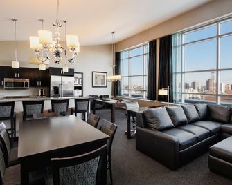 Holiday Inn Saskatoon Downtown By IHG - Saskatoon - Olohuone