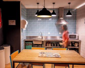 فاكتوري هوستلز بارسيلونا - برشلونة - غرفة طعام